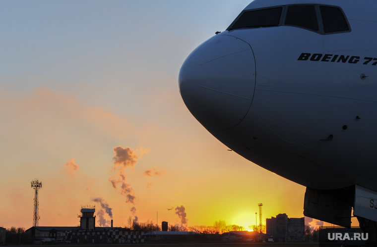 Боинг-777 в Челябинском аэропорту. Челябинск, самолет, боинг-777-200