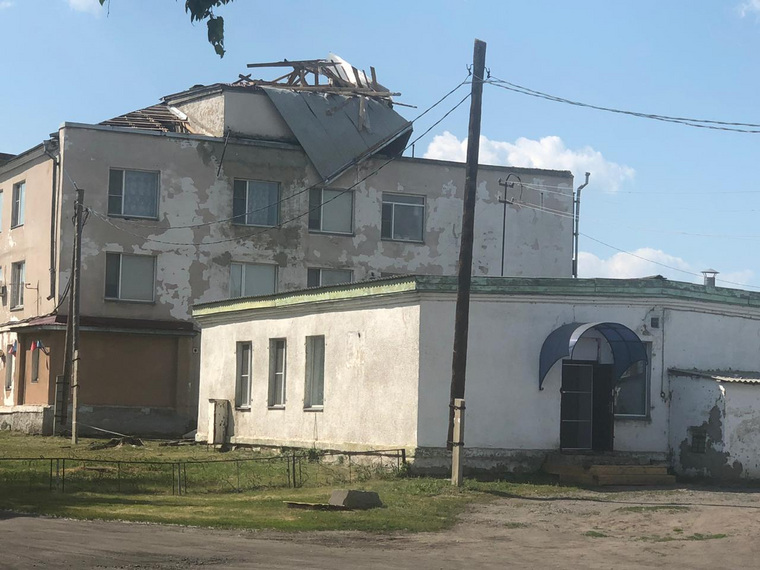 Ураган, который прошел в Курганской области 7 апреля, снес часть крыши Центральной районной больницы в селе Целинное