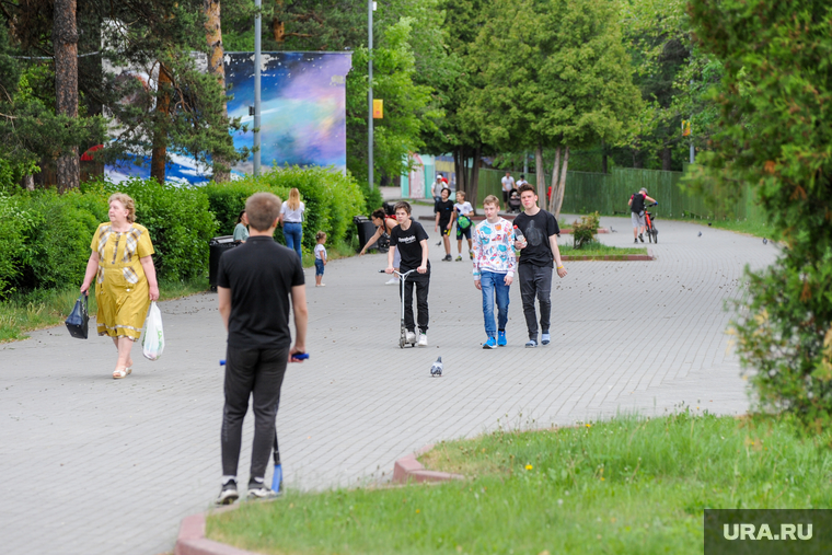 Парк Гагарина после снятия ограничений по эпидемии коронавируса. Челябинск , отдыхающие, парк гагарина, цпкио имени гагарина