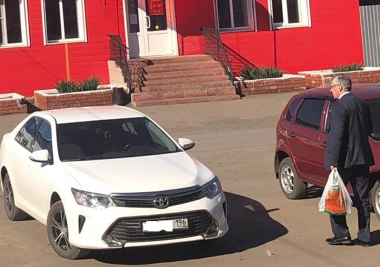 Глава Целинного района Иван Светличный в Курганской области ездит на машине, которая оформлена на компанию из Екатеринбурга