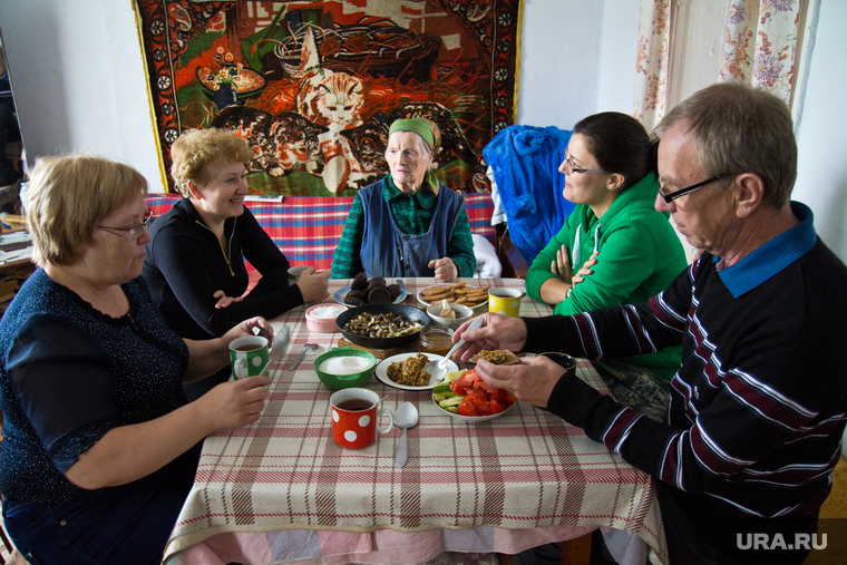Деревня Сосновка. XMAO, стол накрыт, гости, семейный обед