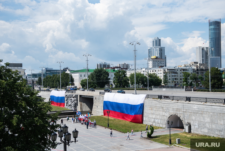 Развернутый флаг России в Историческом сквере. Екатеринбург