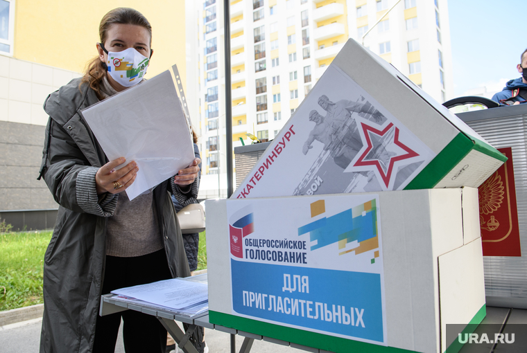 Презентация шатров для голосования за поправки в Конституцию РФ. Екатеринбург