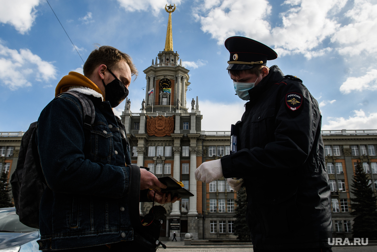 Пятнадцатый день вынужденных выходных из-за ситуации с CoVID-19. Екатеринбург, администрация екатеринбурга, медицинская маска, полиция, проверка документов, маска на лицо, полицейский в маске, коронавирус, covid, мэрия екатеринбурга