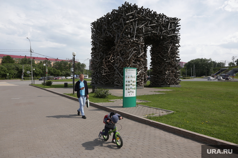 Город в период самоизоляции 27 мая 2020. Пермь, ребенок на велосипеде, деревянная буква п
