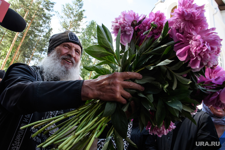 Схиигумен Сергий передал цветы для митрополита Кирилла
