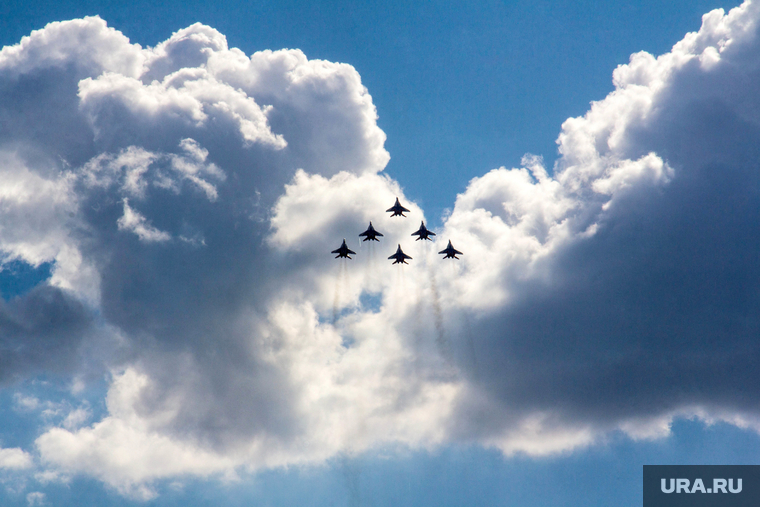 Пилотируемая группа «Стрижи». Магнитогорск, облака, стрижи, миг-29, авиашоу, показательные выступления, самолет