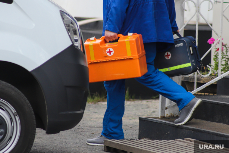 Клипарт "Скорая помощь". Курган, фельдшер, медики, медицинский чемодан, карета скорой помощи