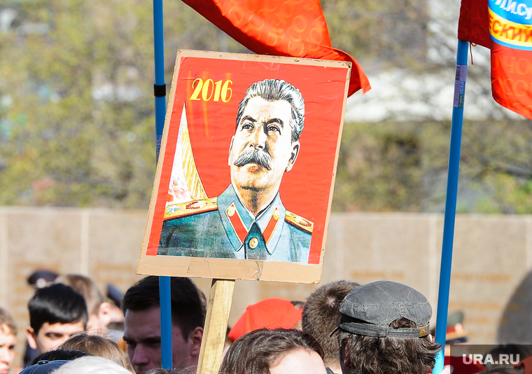 Возложение венков к Вечному огню и торжественное построение челябинского гарнизона в честь Дня Победы.  Акция "Бессмертный полк". Челябинск, сталин иосиф