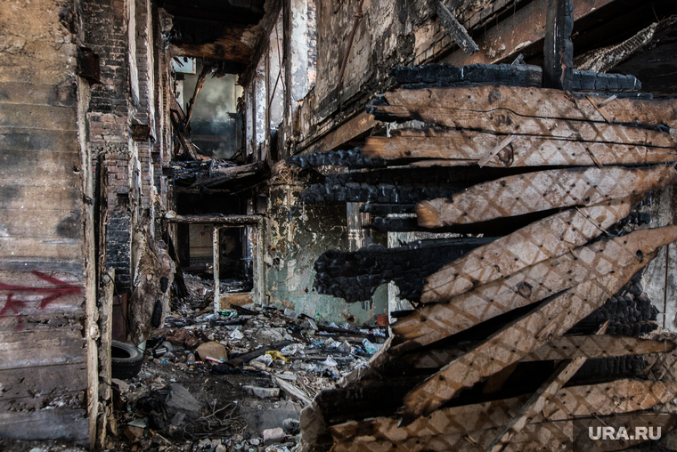 Пожар в заброшенной больнице в Зеленой роще. Екатеринбург, пожарище, разруха, обгоревший дом