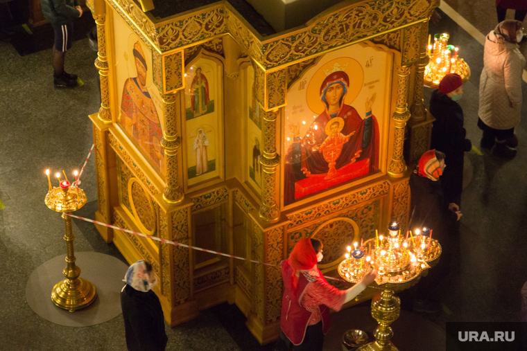 Ночное пасхальное богослужение в Кафедральном соборе. Магнитогорск, свечи, иконы, церковь, церковная служба, оградительная лента