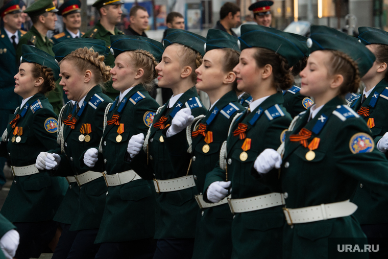 Парад Победы. Екатеринбург, курсанты, девушки в форме, торжественный марш, парад