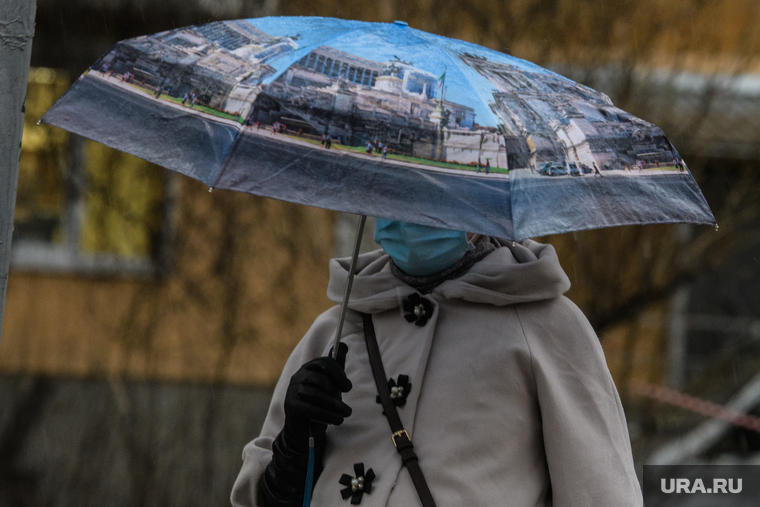 Семнадцатый день вынужденных выходных из-за ситуации с CoVID-19. Екатеринбург, зонт, непогода, дождь
