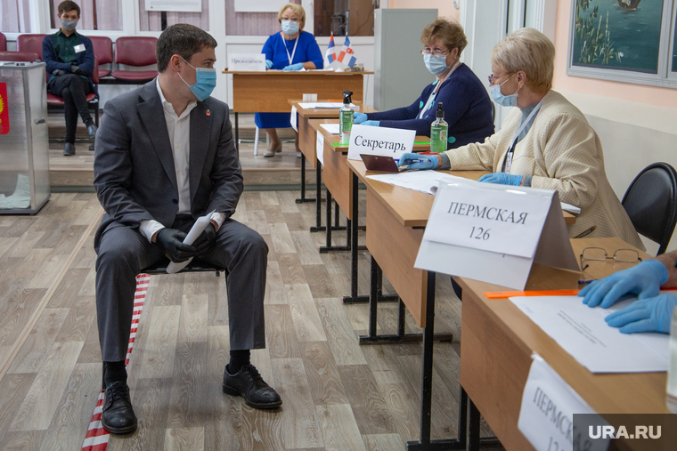 Губернатор Перми Дмитрий Махонин на голосовании по поправкам в Конституцию России. Пермь