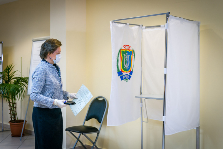 Губернатор Югры Наталья Комарова выполнила гражданский долг в первый день для голосования