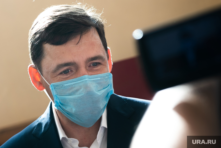 Голосование по внесению поправок в Конституцию РФ в гимназии №104. Екатеринбург, куйвашев евгений, медицинская маска, защитная маска, маска на лицо