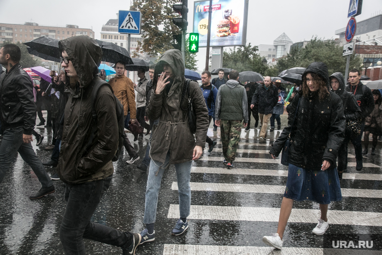 Несанкционированная акция против изменения пенсионной системы в Тюмени, пешеходный переход, зонт, непогода, плохая погода, ливень, ненастье, дождь