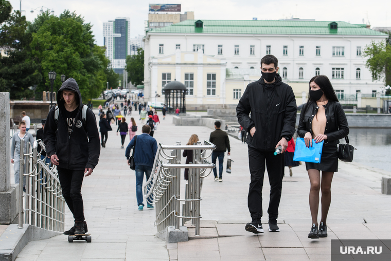 Пятьдесят шестой день вынужденных выходных из-за ситуации с распространением коронавирусной инфекции CoVID-19. Екатеринбург, люди на улице