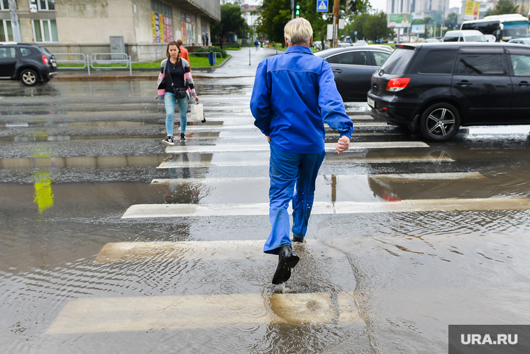 Последствия ливня в Челябинске, пешеходный переход, ручей, лето, ливень, дождь