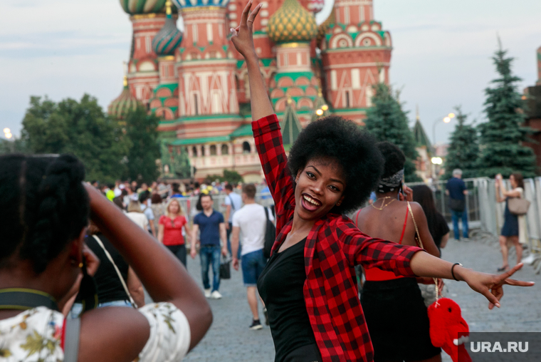 Болельщики на Никольской и Красной площади. Москва, красотка, собор василия блаженного, негритянка, иностранные туристы, москва