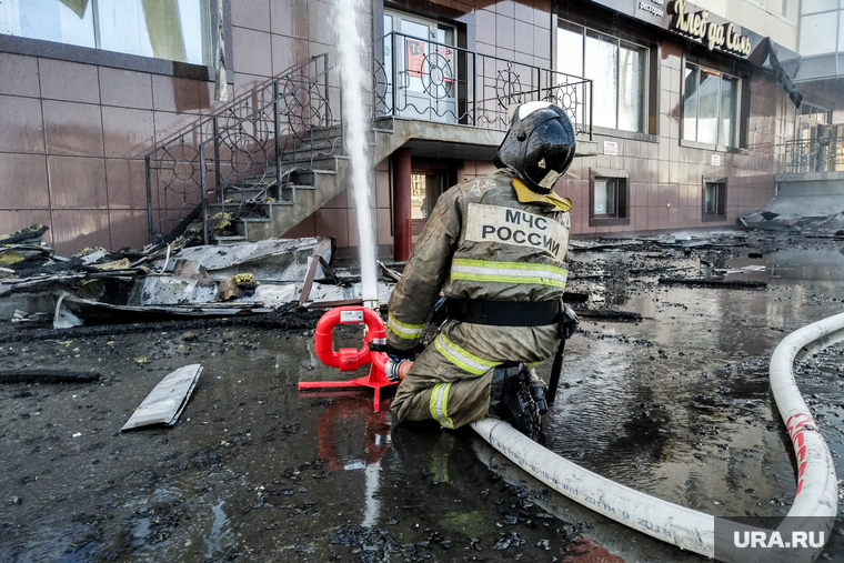 Пожар в бизнес-центре Парус. Тюмень, мчс, пожар, огонь, пожарный гидрант, тушение пожара
