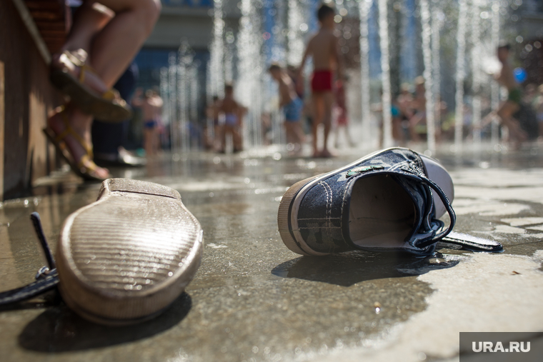 Жара в Екатеринбурге, кроссовки, лето, жара, купание в фонтане, детская обувь