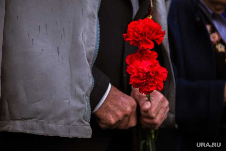 Акция "Бессмертный полк" в Екатеринбурге, гвоздики, ветеран, цветы