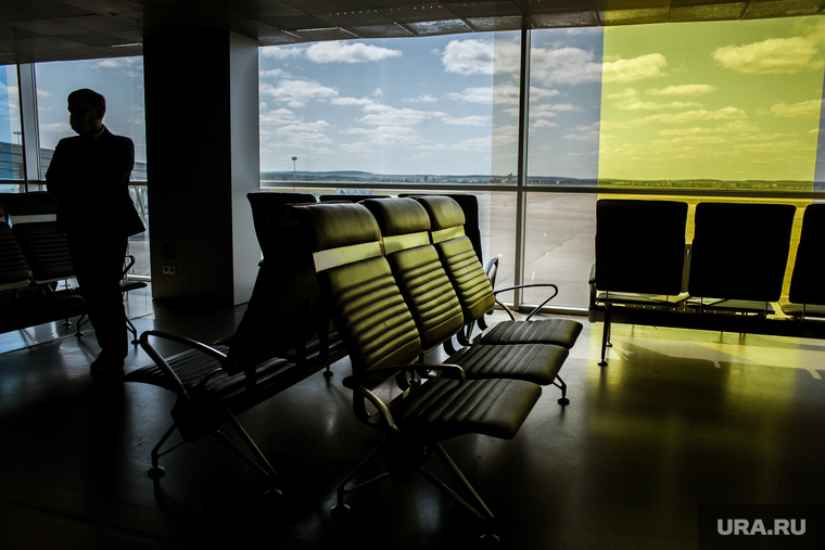 Аэропорт Кольцово во время пандемии коронавируса. Екатеринбург, аэропорт кольцово, зал ожидания, эпидемия, пустые кресла