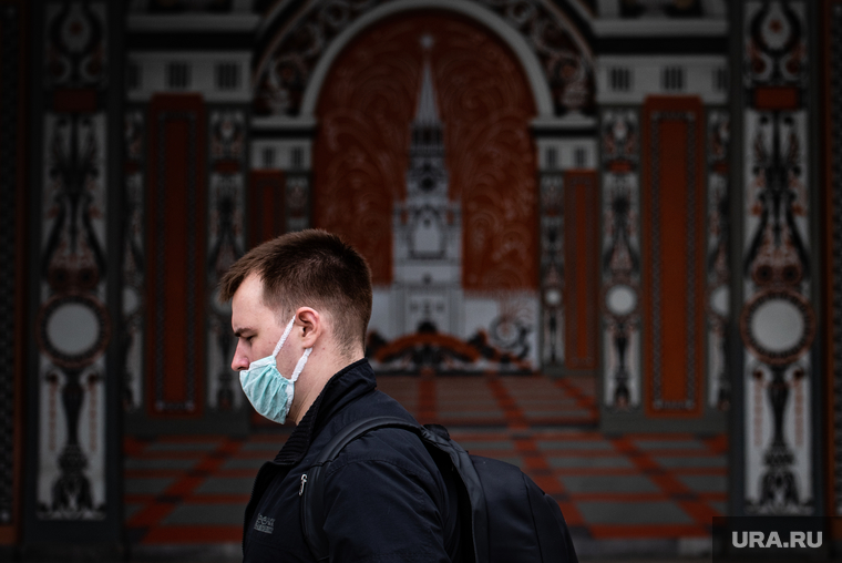 Екатеринбург во время пандемии коронавируса COVID-19, медицинская маска, защитная маска, екатеринбург , здание администрации города, маска на лицо, масочный режим, коронавирус, covid, пандемия коронавируса, мэрия екатеринбурга