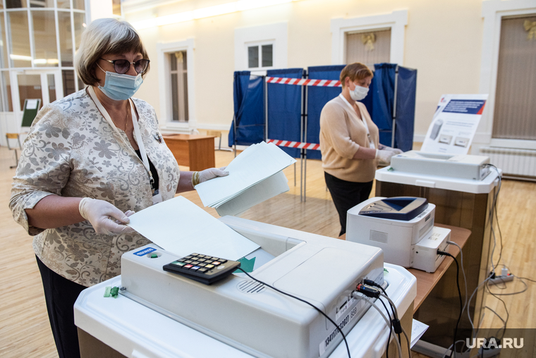 Подсчёт бюллетеней голосования по поправкам к Конституции на избирательном участке №1242. Екатеринбург, подсчет голосов, гимназия9, голосование по поправкам в конституцию, уик1242