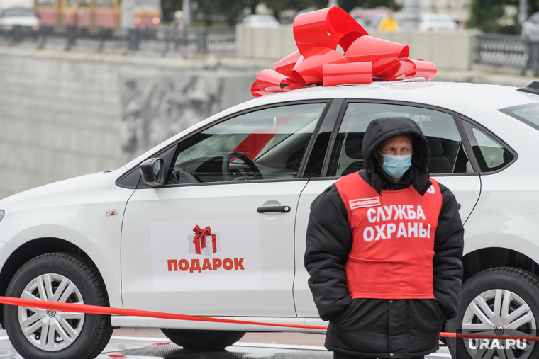 Пресс-подход к Александру Высокинскому на Площади Труда. Екатеринбург, автомобиль, приз, лотерея, розыгрыш призов, охранник, подарок, служба охраны