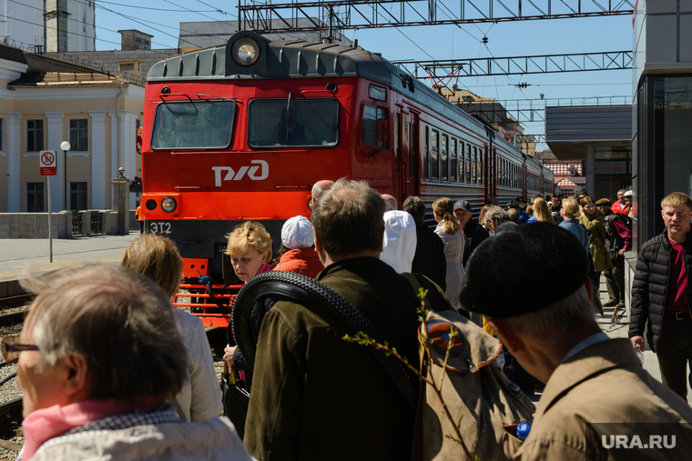 Железнодорожный вокзал Екатеринбурга, электричка, пригородные поезда, ржд, прибытие поезда, городская электричка