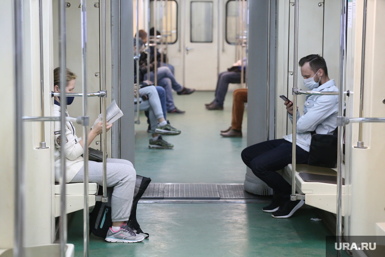 Спальные районы Москвы во время периода самоизоляции. Москва, лето, метро, вагон, масочный режим, коронавирус