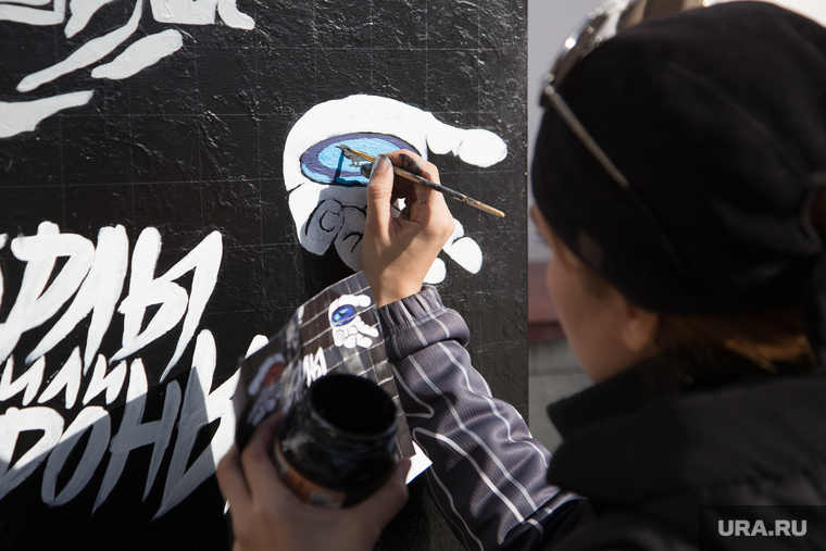 Процесс рисования граффити С изображением Макса Фадеева. г. Курган, граффити, орлы или вороны
