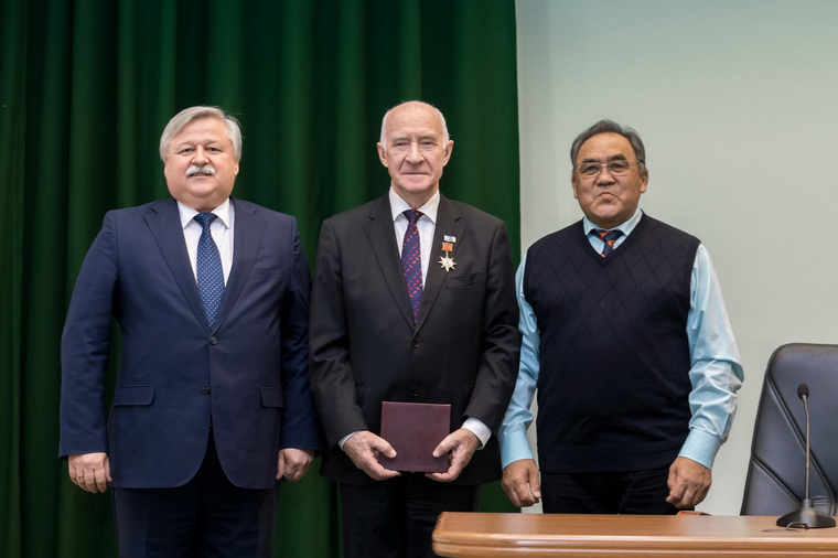 Игорь Подовжний (в центре) был главой гордумы Нового Уренгоя до 2015 года
