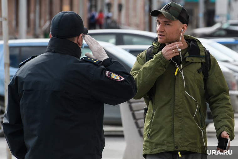 Пятнадцатый день вынужденных выходных из-за ситуации с CoVID-19. Екатеринбург, полиция, проверка документов, маска на лицо, полицейский в маске