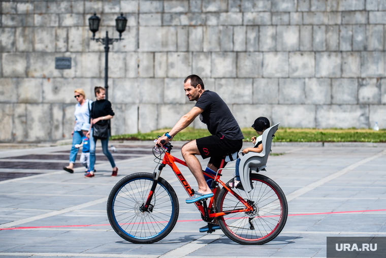 Развернутый флаг России в Историческом сквере. Екатеринбург, ребенок, прогулка, велосипед, активный отдых
