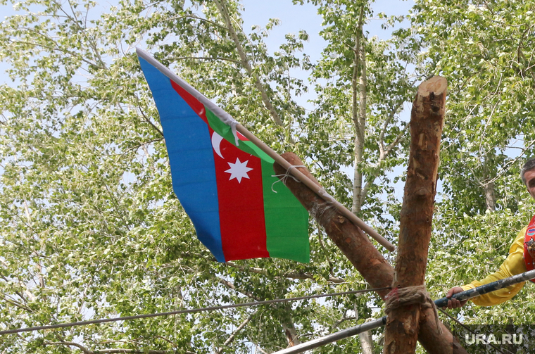 День России
Курган, флаг азербайджана, флаг россии, канатоходец