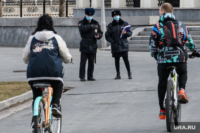 Пятнадцатый день вынужденных выходных из-за ситуации с CoVID-19. Екатеринбург, медицинская маска, полиция, масочный режим, полицейский в маске, коронавирус