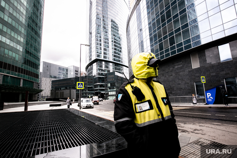 Москва во время объявленного режима самоизоляции. Москва, москва-сити, охранник, москва, парковщик