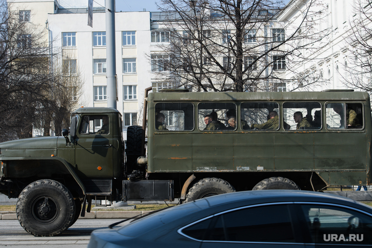 Четырнадцатый день вынужденных выходных из-за ситуации с CoVID-19. Екатеринбург, армия, военные, перевозка людей, солдат