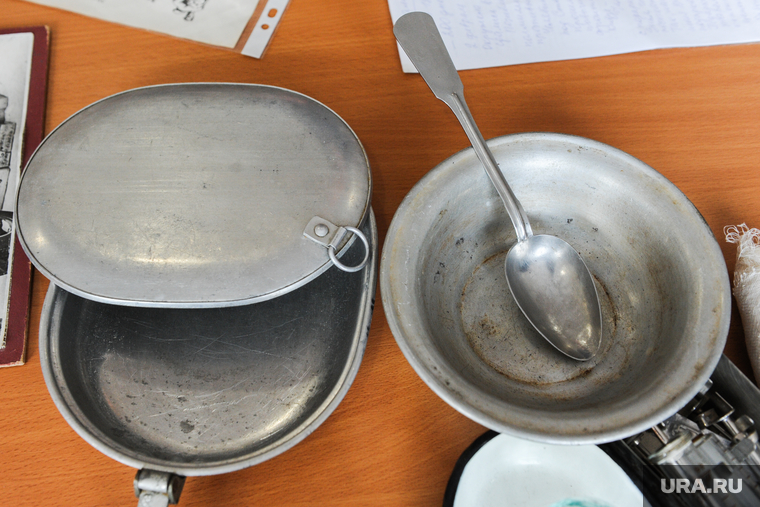 Школьный урок посвященный Сталинградской битве. Челябинск, посуда, миска, тарелка, старые вещи, ложка, сковорода по лендлизу