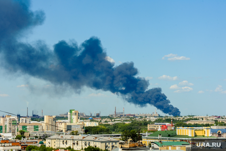 Пожар на улице Валдайская. Челябинск, пожар, дым над городом