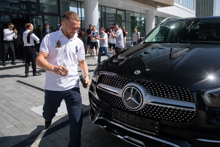 Петр Ян получил ключи от Mercedes из рук главы РМК Игоря Алтушкина