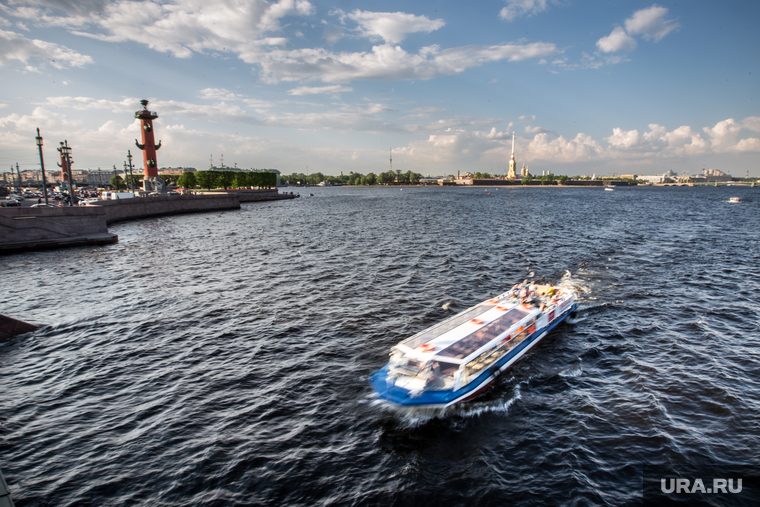 Санкт-Петербург, катер, ростральные колонны, санкт-петербург, река нева, туристы