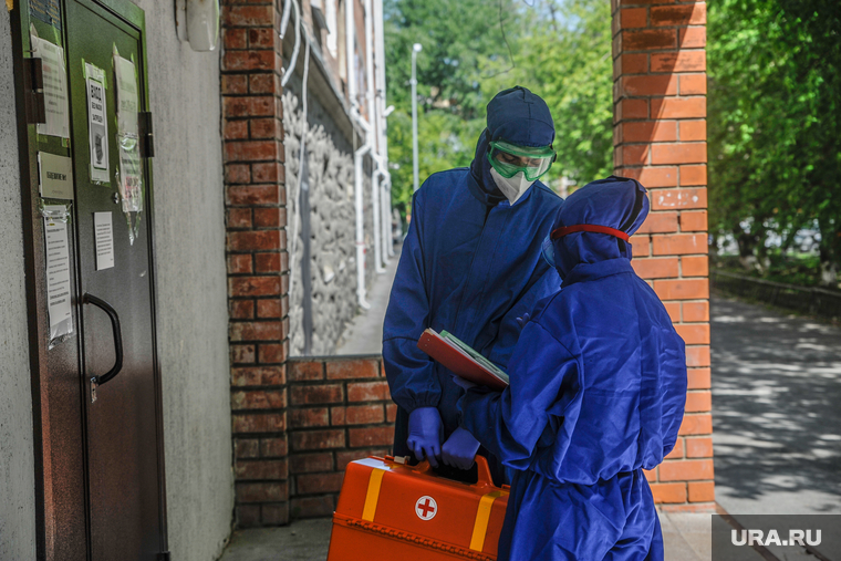 Эвакуация общежития тюменского государственного медицинского университета. Тюмень, эвакуация, общежитие, тест на covid19, тест на коронавирус, врач в костюме, врач в маске, врач в защитном костюме