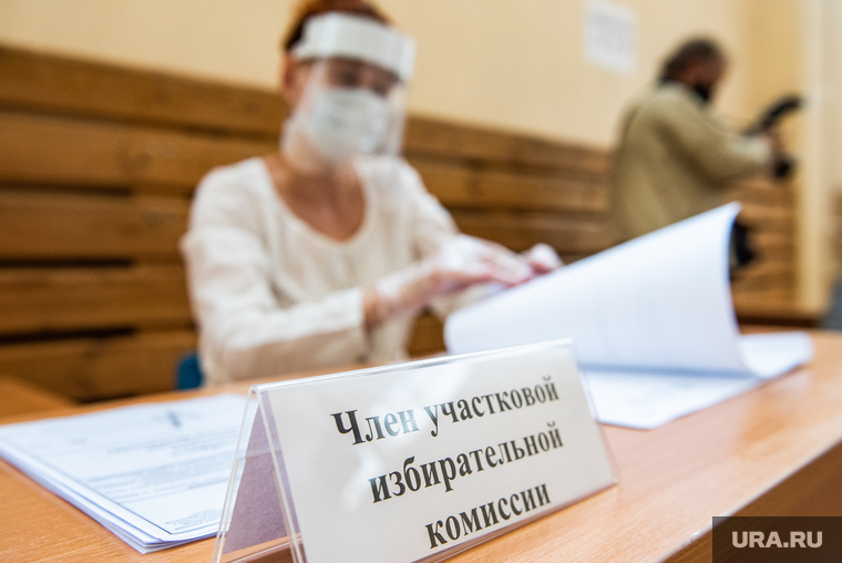 Презентация модельного участка для голосования в Гимназии №104. Екатеринбург, избирательная комиссия, голосование, маска на лицо, общероссийское голосование, защитный экран