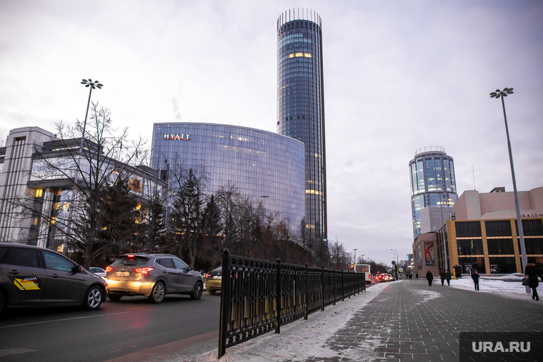 Ограждения на пешеходном переходе около Свердловского театра драмы. Екатеринбург, башня исеть, hyatt, отель хаятт