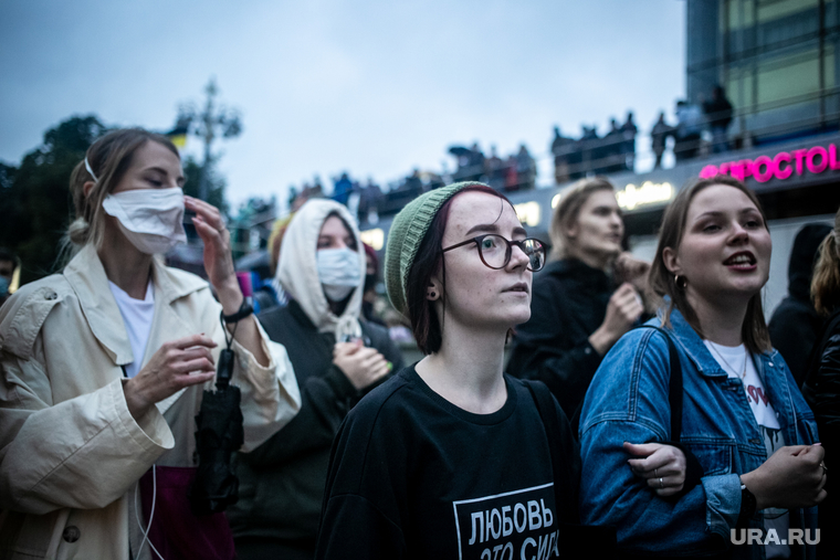 Несанкционированная акция против принятия поправок к Конституции РФ на Пушкинской площади в Москве. Москва. ЛГБТ, митинг, студенты, дождь, молодежь