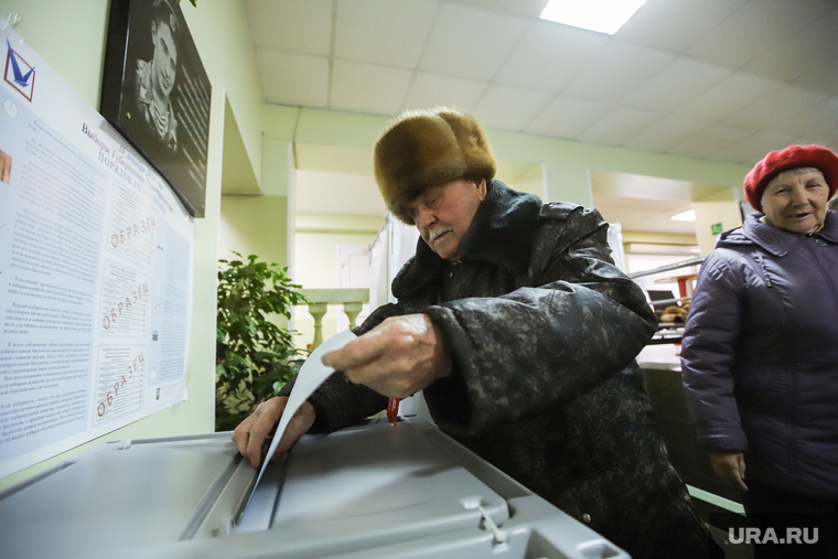 Повторные выборы губернатора Приморского края.
Владивосток, старик, избирательный участок, голосование, урна для голосования, пенсионеры
